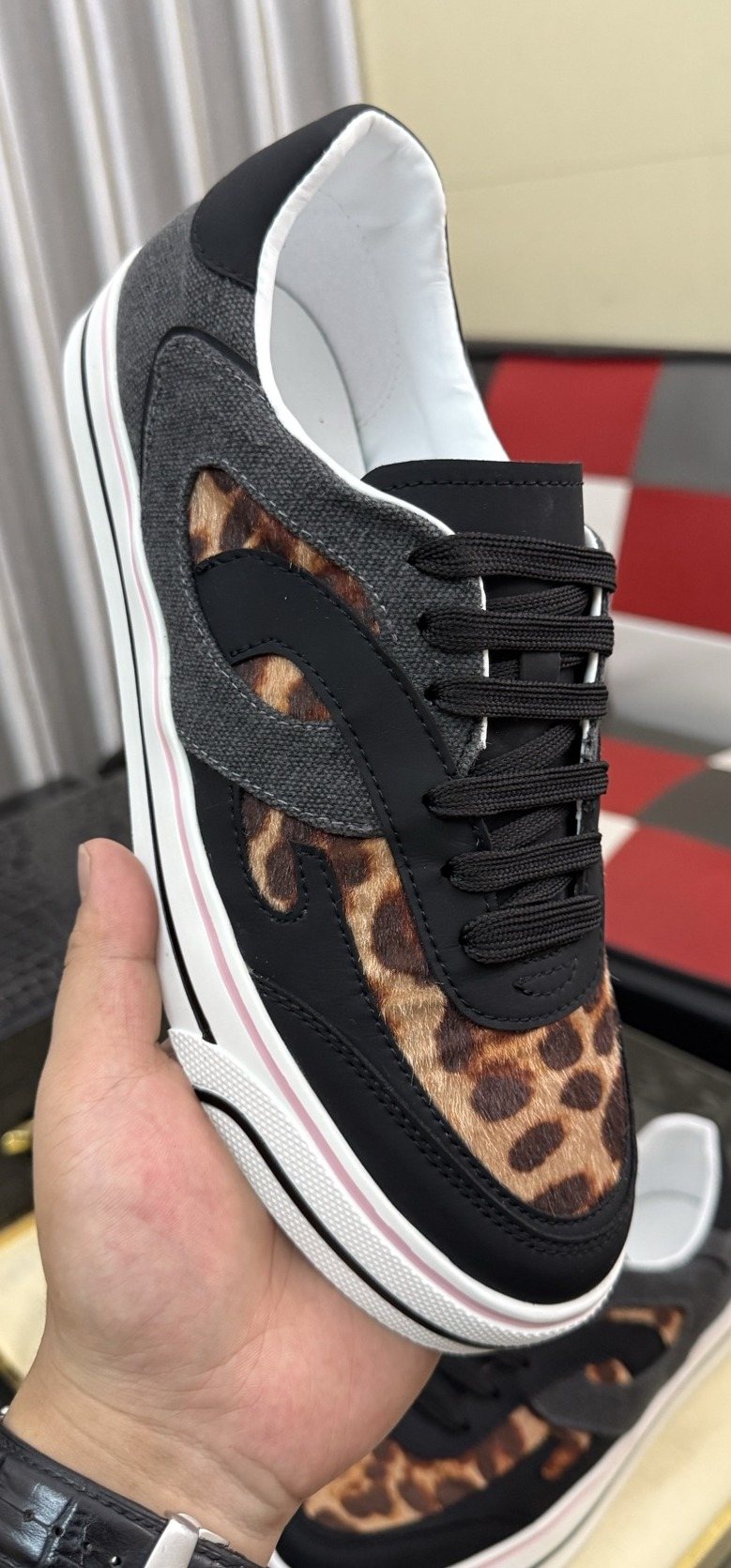 Dolce & Gabbana Low-Top Lace-Up Sneakers - Contrast Tongue Label